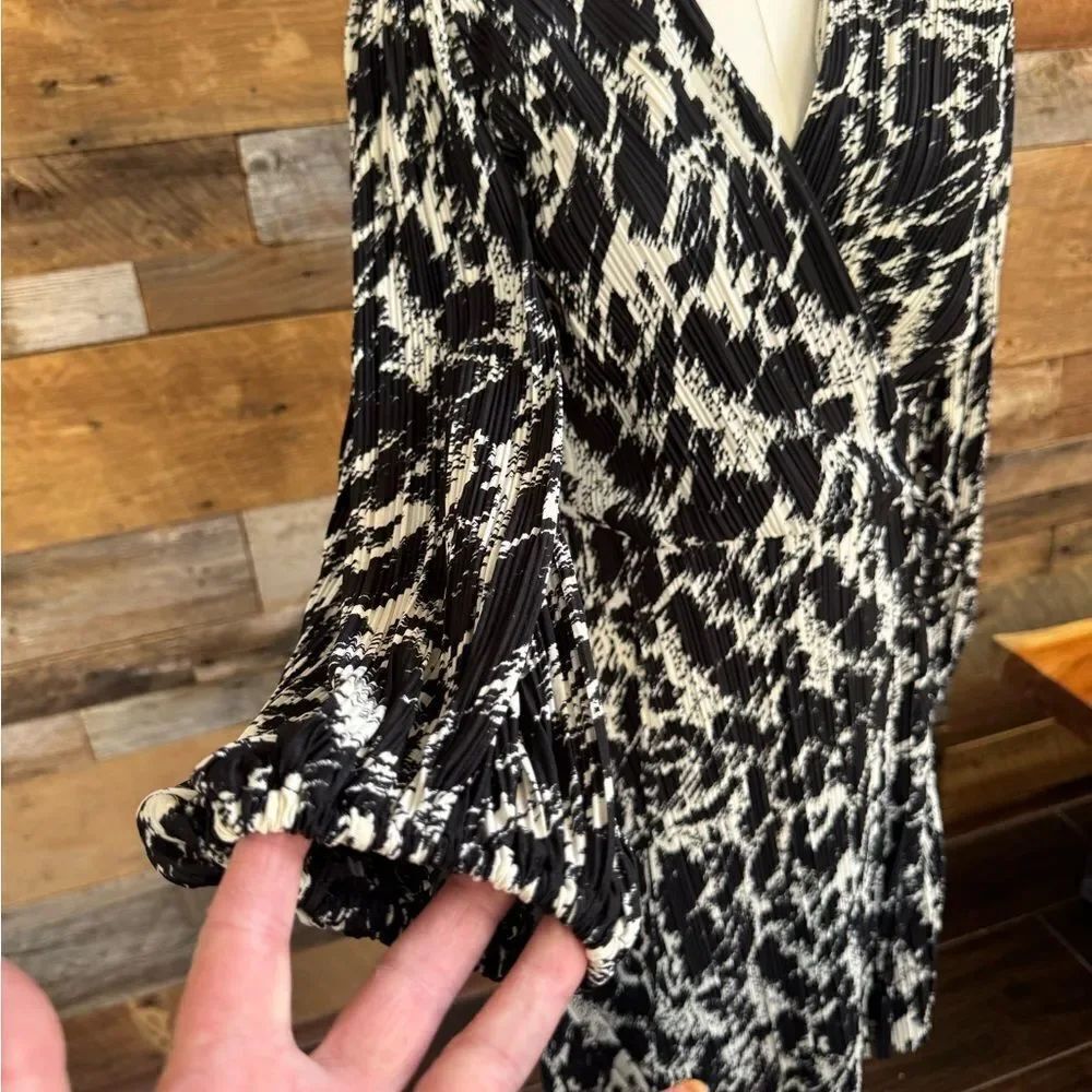 H&M PLISSÉ WRAP DRESS - Picture 10 of 14